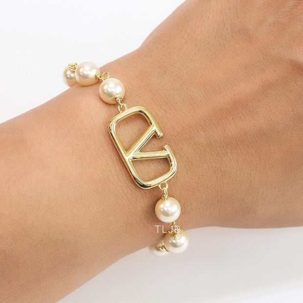 Alphabet V Gold pearl link chain bracelet