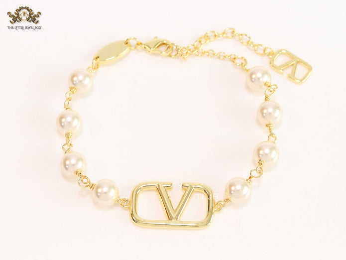 Alphabet V Gold pearl link chain bracelet