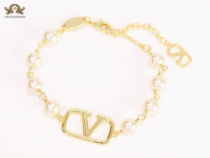Alphabet V Gold pearl link chain bracelet
