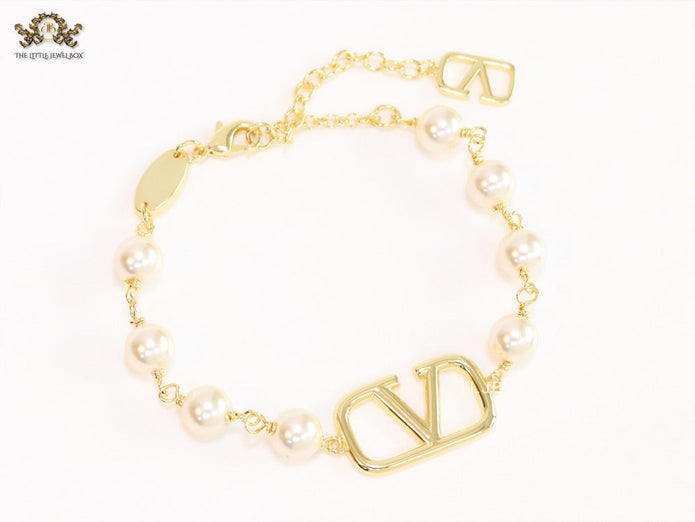 Alphabet V Gold pearl link chain bracelet
