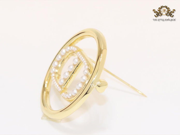 Alphabet CD gold & pearl round brooch