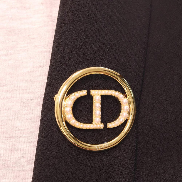 Alphabet CD gold & pearl round brooch