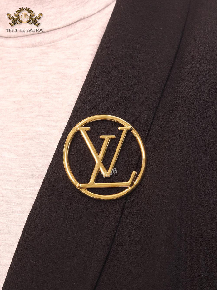 Alphabet L gold round brooch