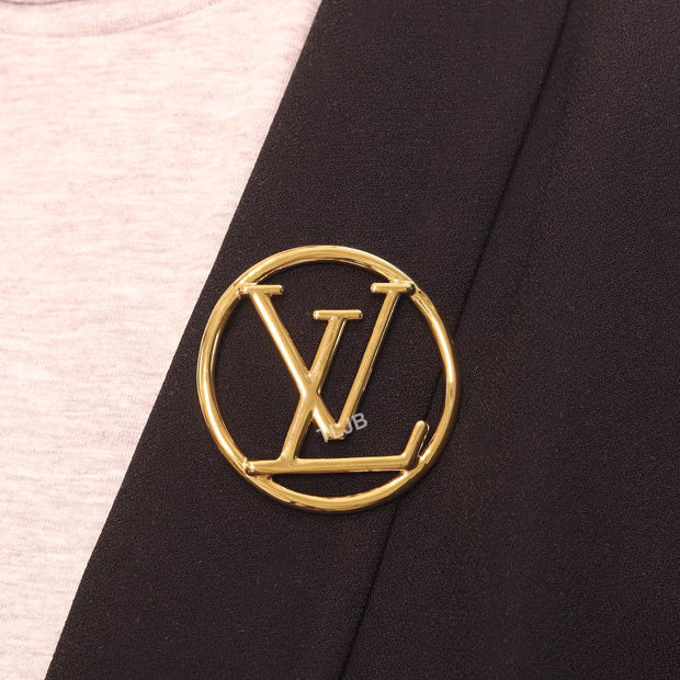 Alphabet L gold round brooch