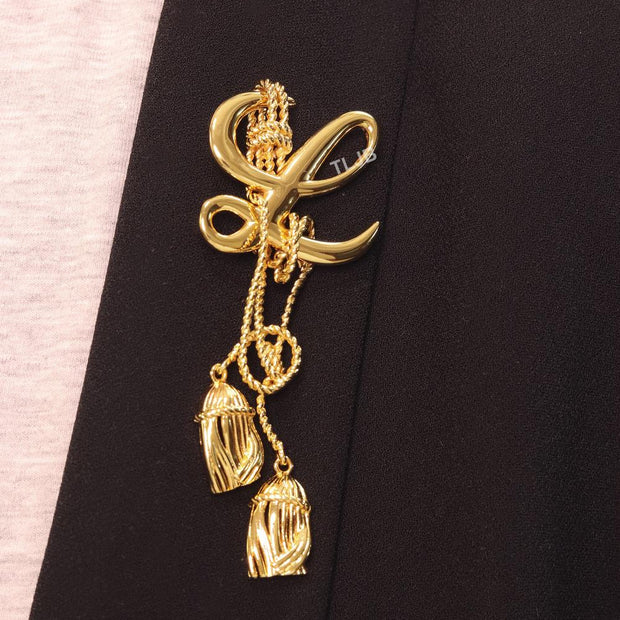 Alphabet LW gold hangings brooch