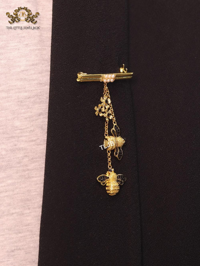 Gold bee hangings brooch