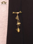 Gold bee hangings brooch