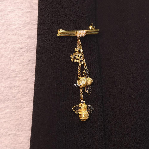 Gold bee hangings brooch