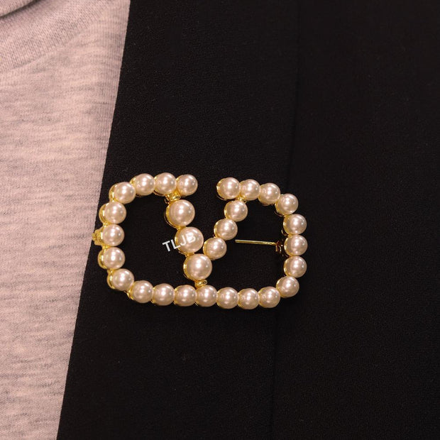Alphabet open V pearl & gold brooch