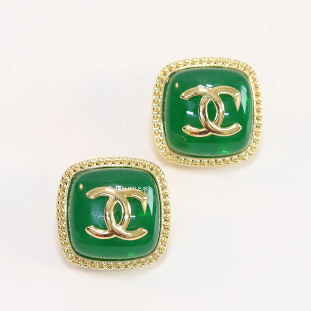 Green twin C motif stud earrings in golden finish
