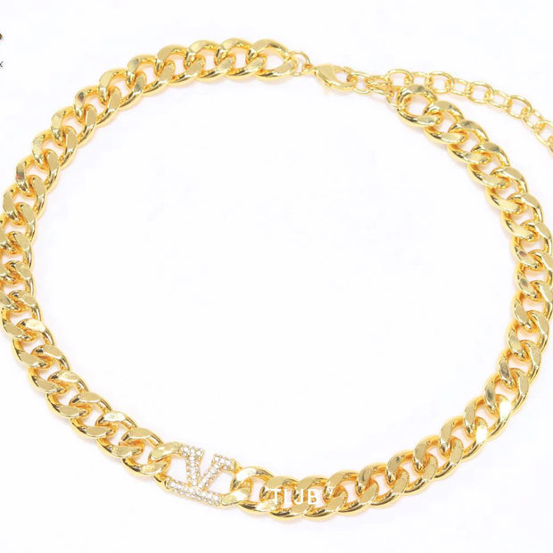 Alphabet V link chain necklace