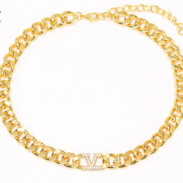 Alphabet V link chain necklace