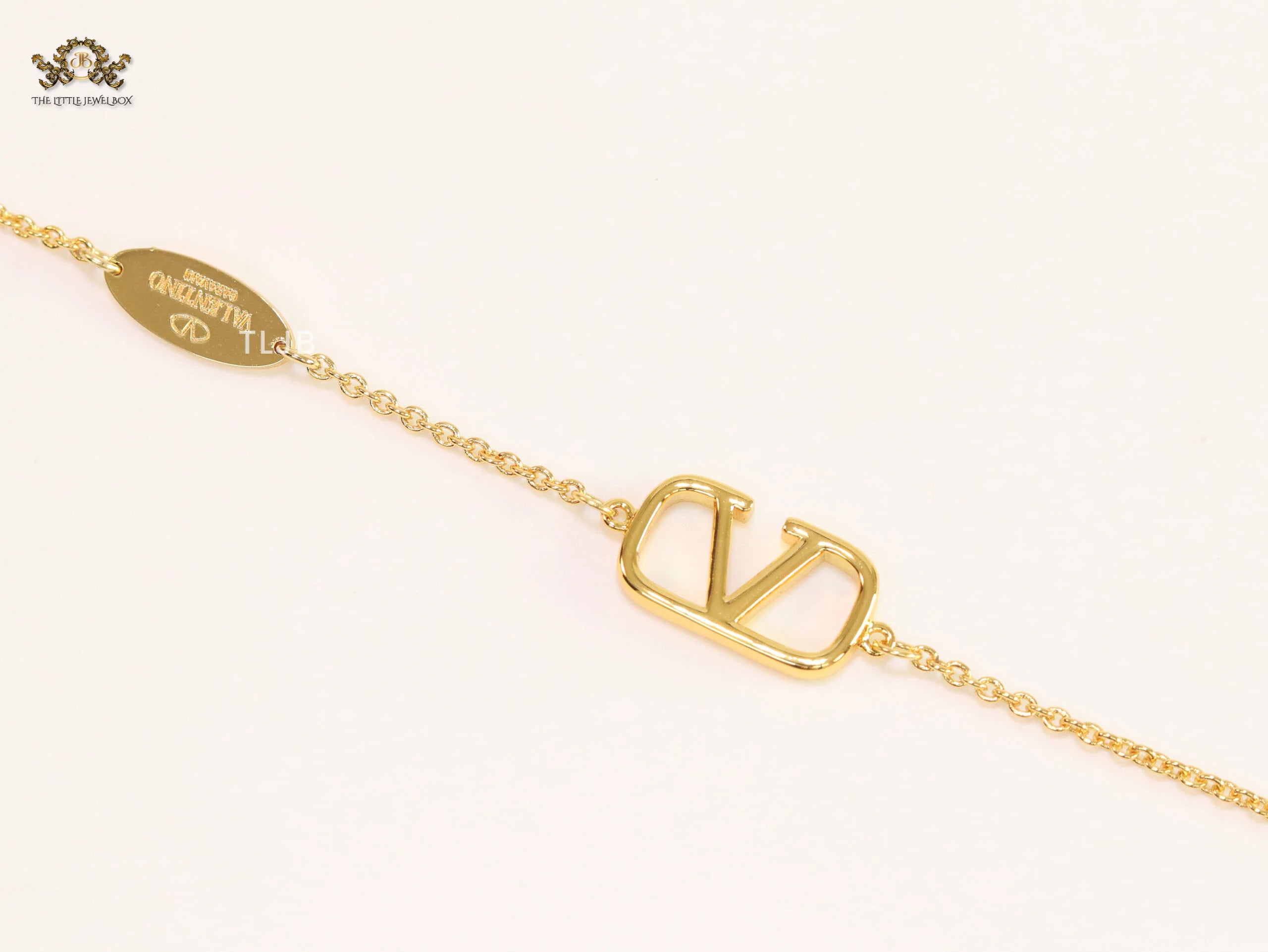 Open V sleek chain bracelet