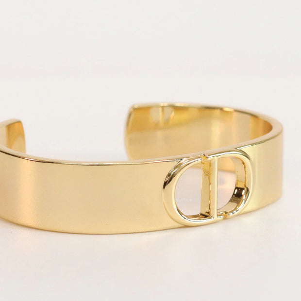 Broad Gold plated bracelet with C and D alphabet