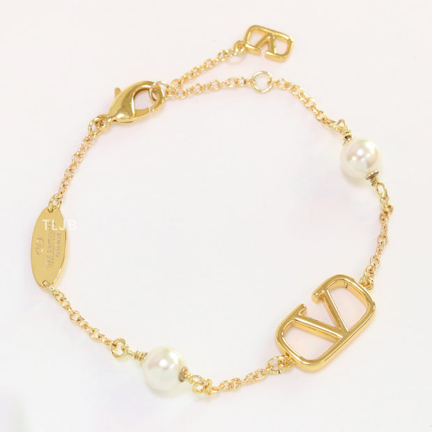 Alphabet V bracelet with sleek chain and pearls