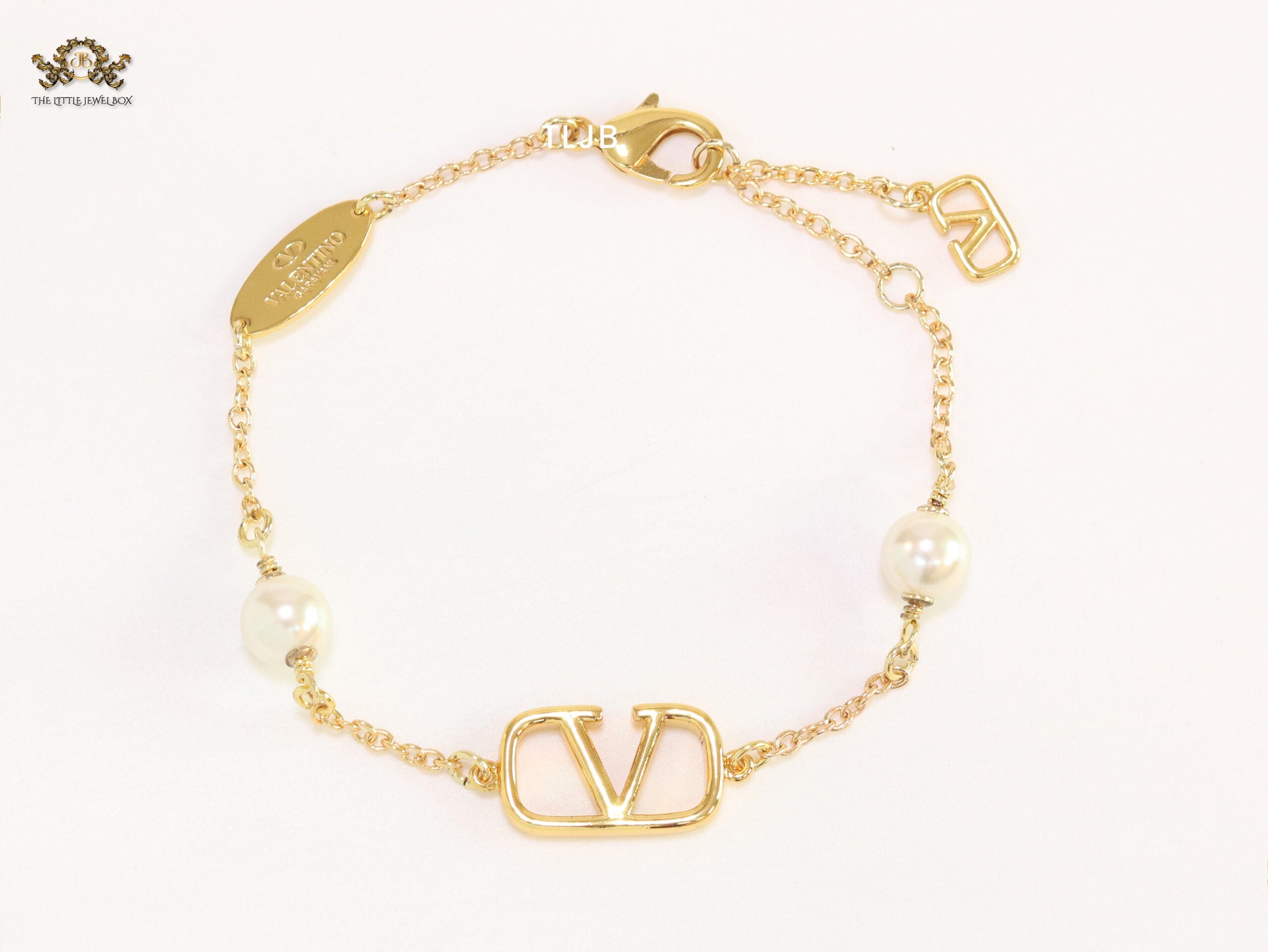 Alphabet V bracelet with sleek chain and pearls