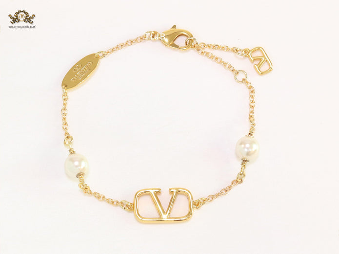 Alphabet V bracelet with sleek chain and pearls