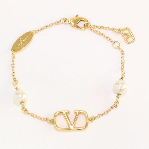 Alphabet V bracelet with sleek chain and pearls