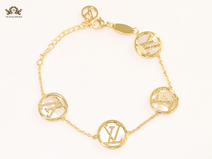 Alphabet L&V sleek gold chain bracelet