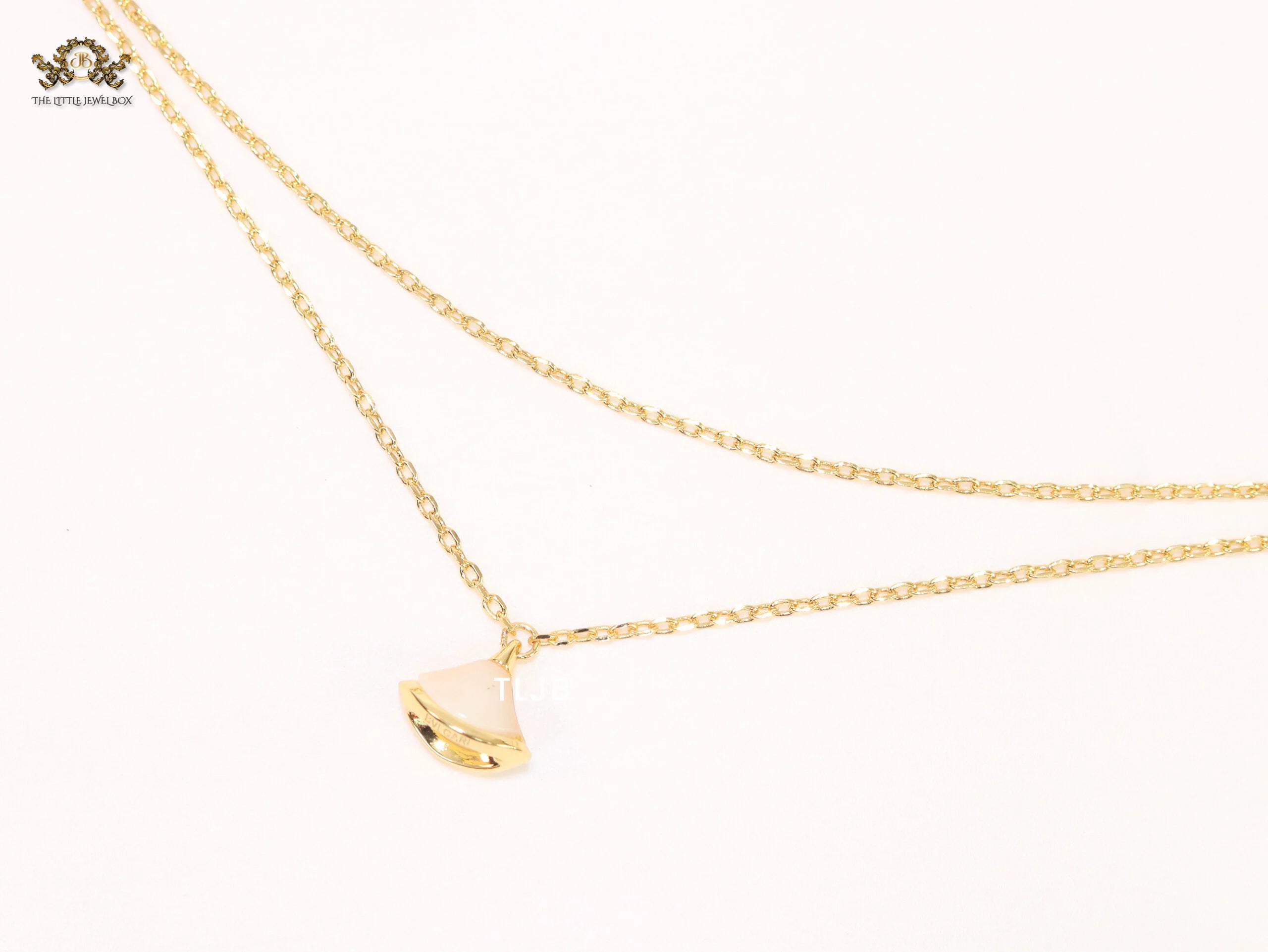 Alphabet B  sleek chain bracelet white