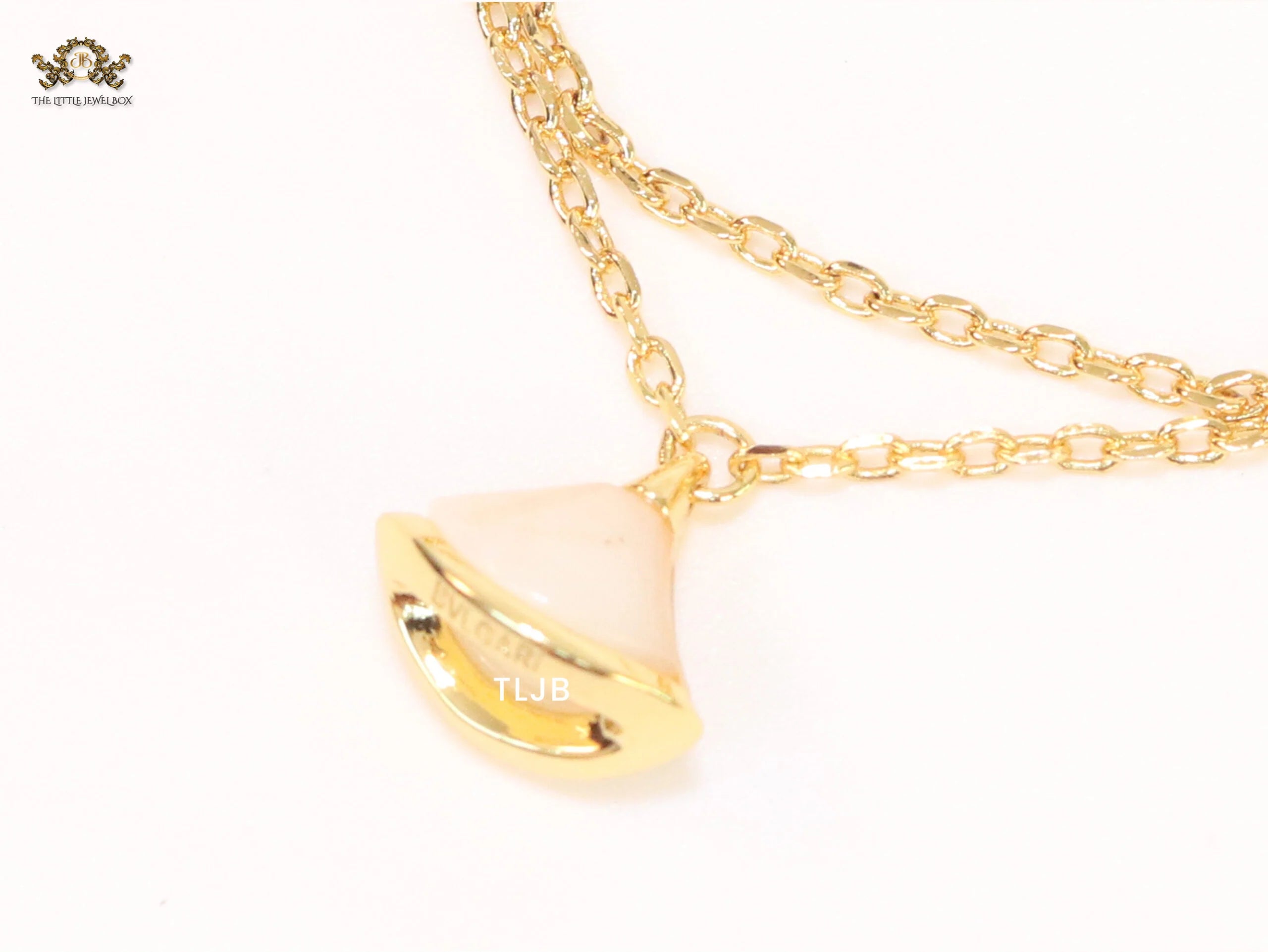 Alphabet B  sleek chain bracelet white