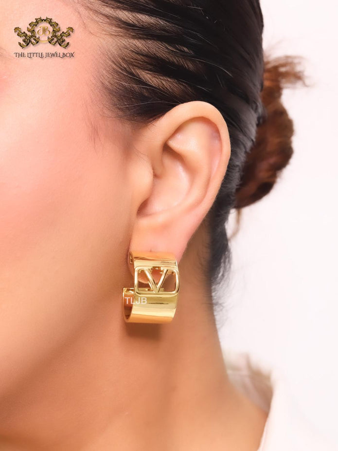 Alphabet V in gold small hoops