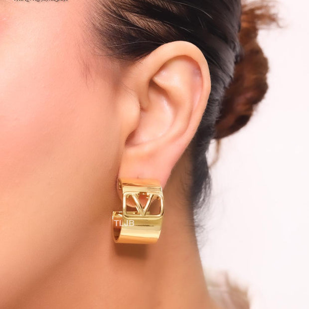 Alphabet V in gold small hoops