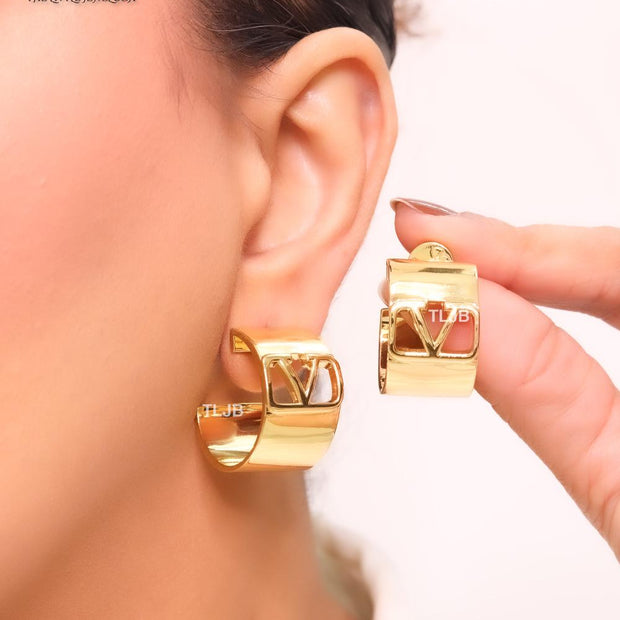 Alphabet V in gold small hoops