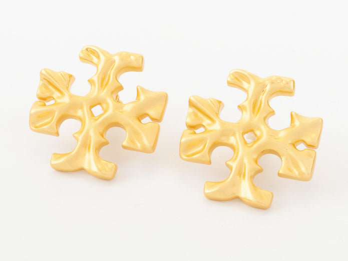 Gold earrings with T motifs matt finish clip ons
