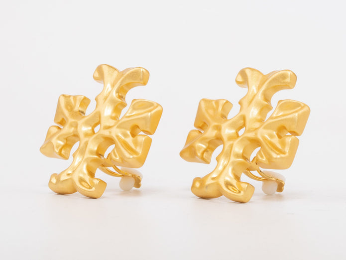 Gold earrings with T motifs matt finish clip ons