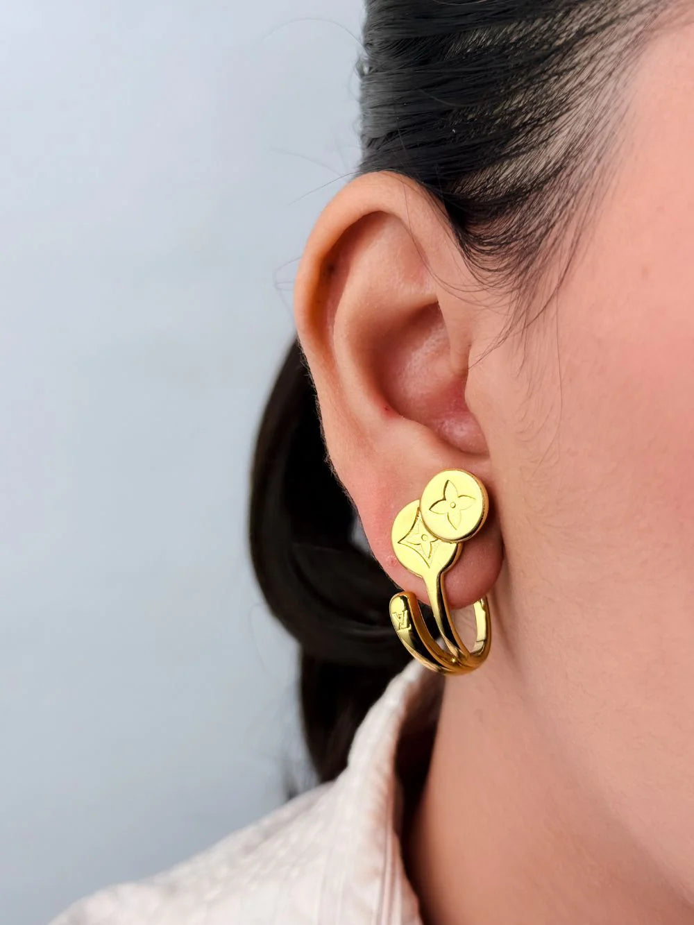 alphabet L & V small hoop type earrings