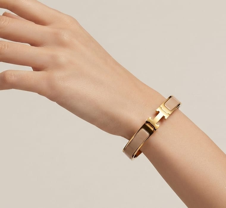 Alphabet H beige gold plated bracelet 8mm