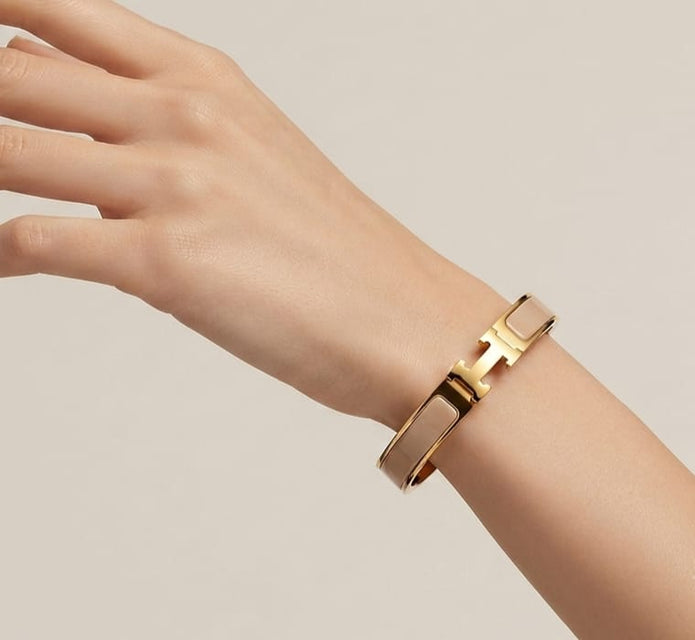 Alphabet H beige gold plated bracelet 8mm