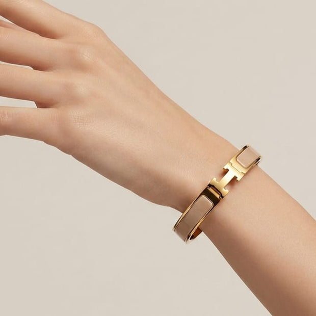 Alphabet H beige gold plated bracelet 8mm