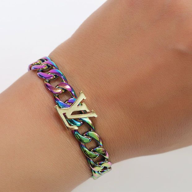 Multicoloured link chain bracelet with alphabets