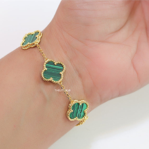 Gold plated chain bracelet with clovers in malachite green