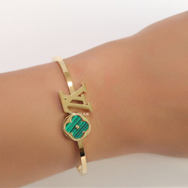 Gold plated alphabet bracelet with malachite green clover