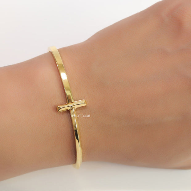 Gold plated bracelet with T motif centre