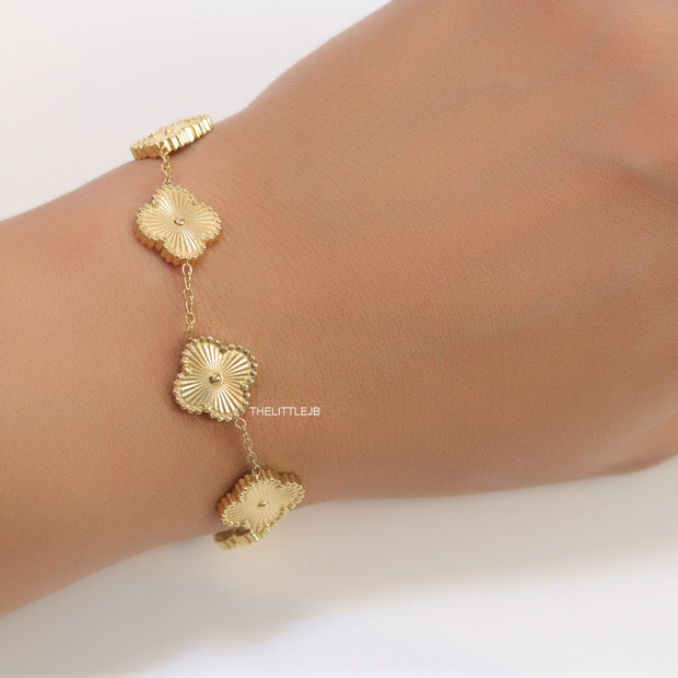 Gold plated chain bracelet with flower motifs