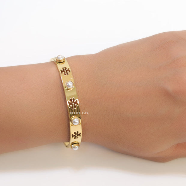 Golden bracelet with pearls and twin T cutwork