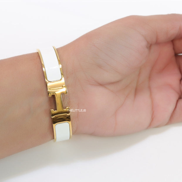 Alphabet H white 12 mm bracelet in gold