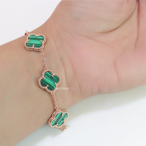 Rose gold plated chain bracelet with clovers in malachite green