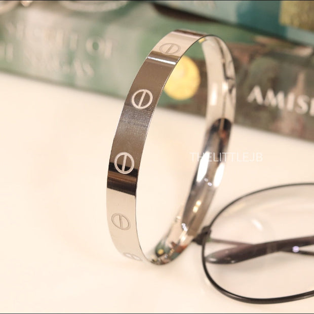 Men's bracelet with screws in platinum finish