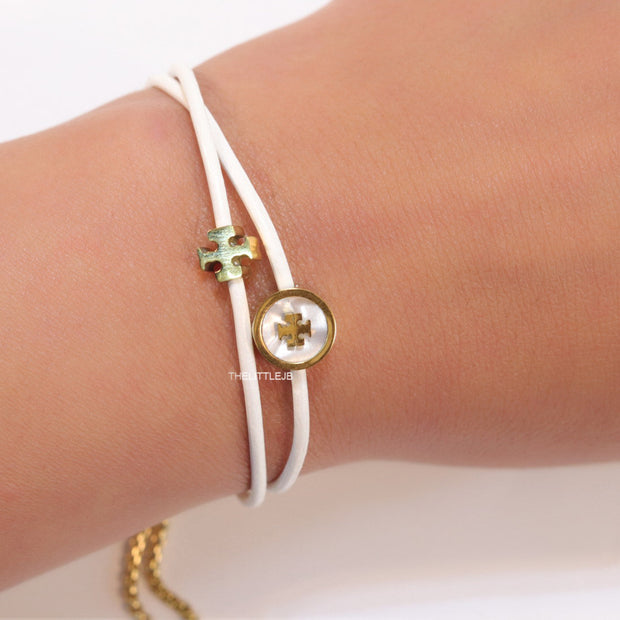 Adjustable double string white bracelet with twin T motifs