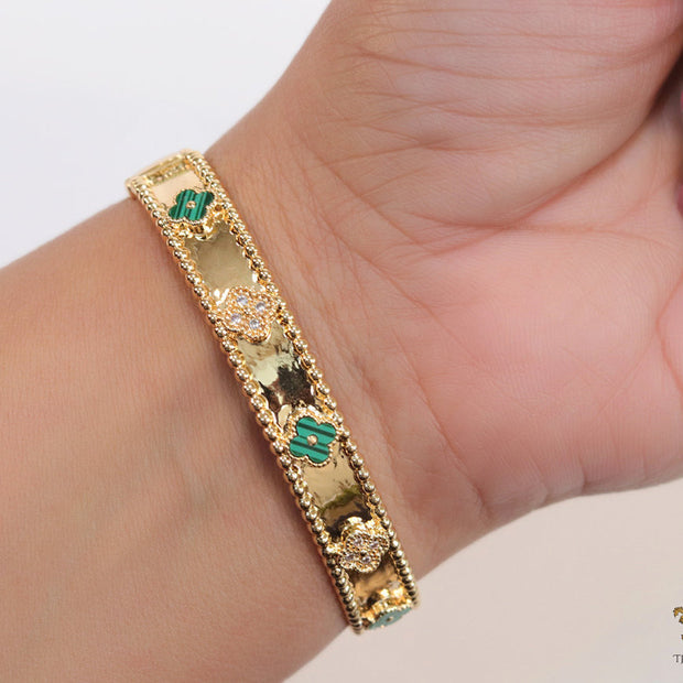 Gold plated bracelet with clover motifs in cz and malachite green
