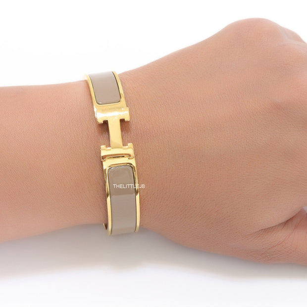 Alphabet H 12 mm Grey Brown bracelet with gold accents