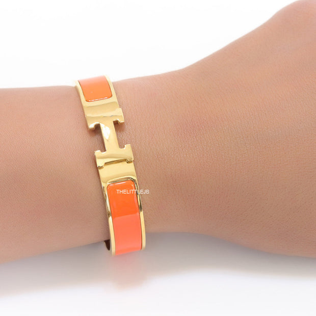 Alphabet H Orange 12 mm bracelet in gold