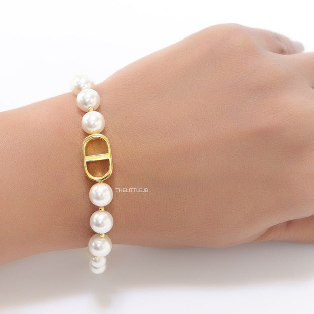 White pearl bracelet with gold plated alphabet motif