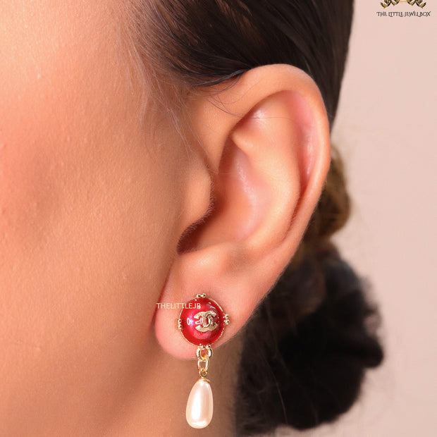Double C motif earrings with pearl hanging