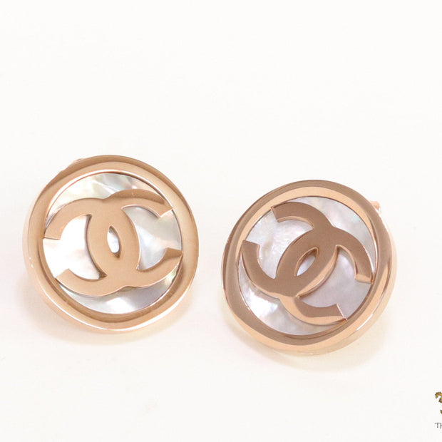 Rose gold stud earrings with MOP and twin C motif